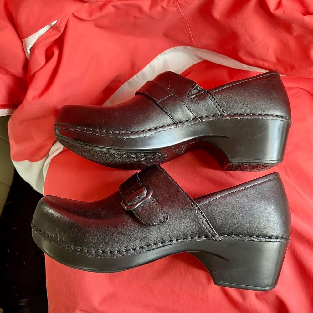Woman’s Dansko clogs Sz 38